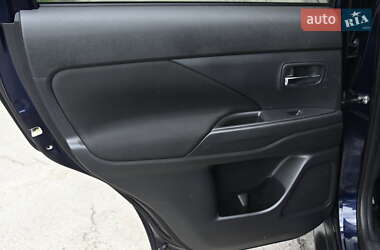Внедорожник / Кроссовер Mitsubishi Outlander 2013 в 