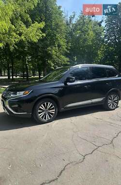 Внедорожник / Кроссовер Mitsubishi Outlander 2019 в 