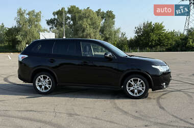 Позашляховик / Кросовер Mitsubishi Outlander 2014 в 