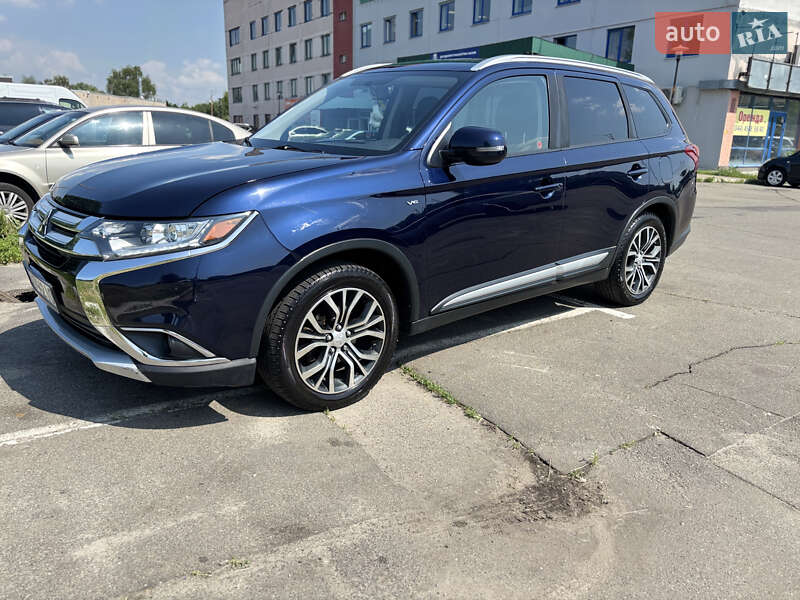 Внедорожник / Кроссовер Mitsubishi Outlander 2016 в Киеве