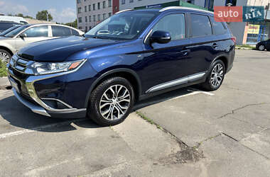 Внедорожник / Кроссовер Mitsubishi Outlander 2016 в 