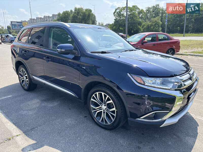 Внедорожник / Кроссовер Mitsubishi Outlander 2016 в Киеве