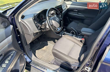 Внедорожник / Кроссовер Mitsubishi Outlander 2016 в 