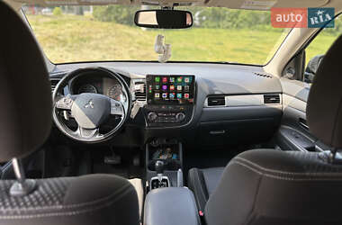 Внедорожник / Кроссовер Mitsubishi Outlander 2016 в 