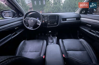 Внедорожник / Кроссовер Mitsubishi Outlander 2014 в 
