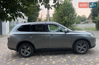 Внедорожник / Кроссовер Mitsubishi Outlander 2014 в 