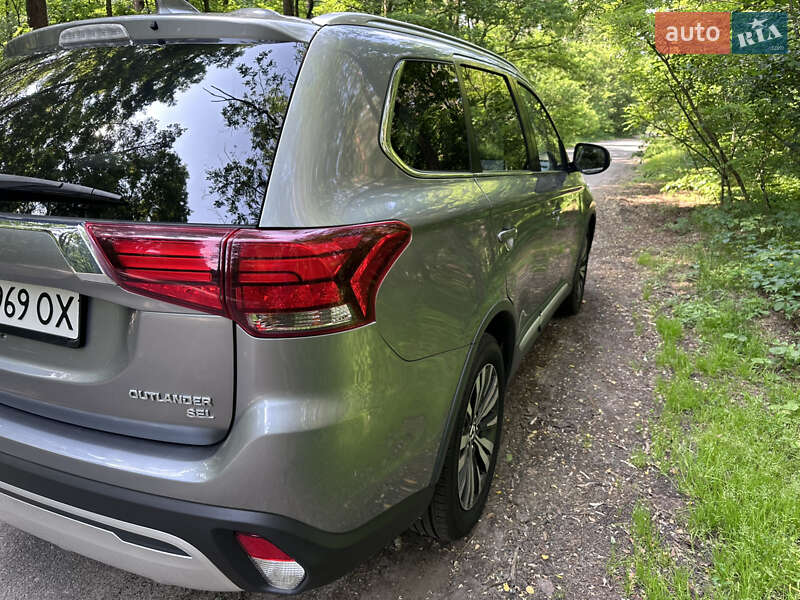 Позашляховик / Кросовер Mitsubishi Outlander 2019 в Києві