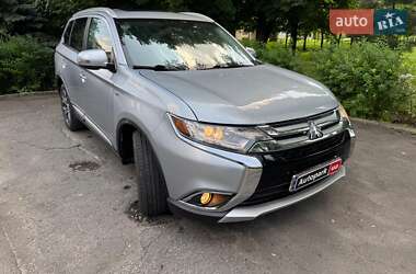 Внедорожник / Кроссовер Mitsubishi Outlander 2016 в 
