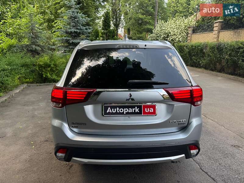 Внедорожник / Кроссовер Mitsubishi Outlander 2016 в Киеве