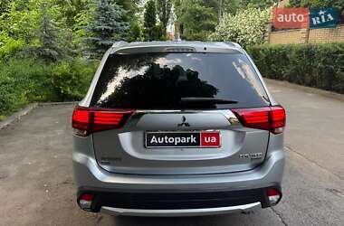 Внедорожник / Кроссовер Mitsubishi Outlander 2016 в 