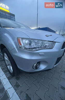 Внедорожник / Кроссовер Mitsubishi Outlander 2010 в 