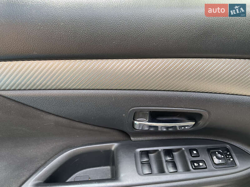 Внедорожник / Кроссовер Mitsubishi Outlander 2013 в Харькове