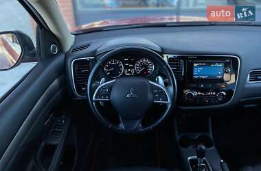 Внедорожник / Кроссовер Mitsubishi Outlander 2014 в 