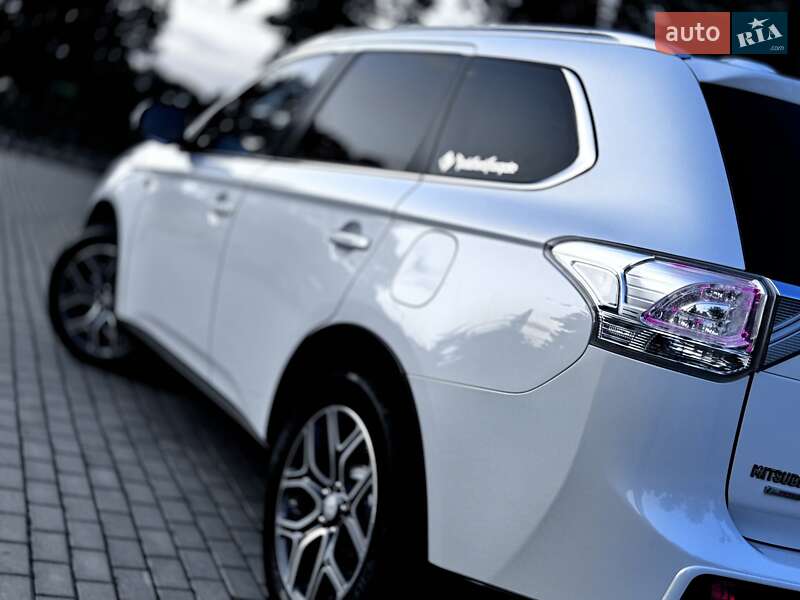 Внедорожник / Кроссовер Mitsubishi Outlander 2015 в Дрогобыче
