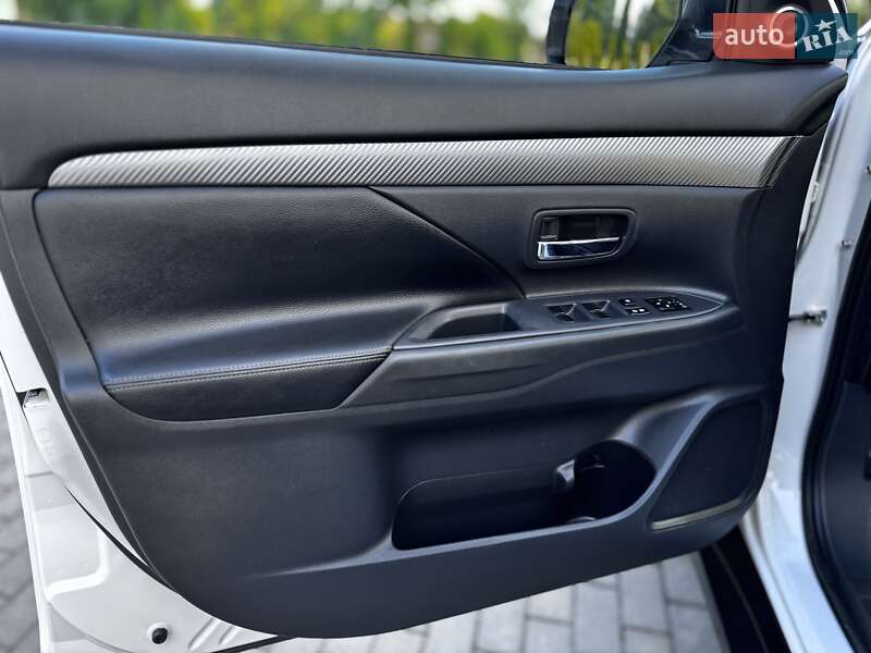 Внедорожник / Кроссовер Mitsubishi Outlander 2015 в Дрогобыче