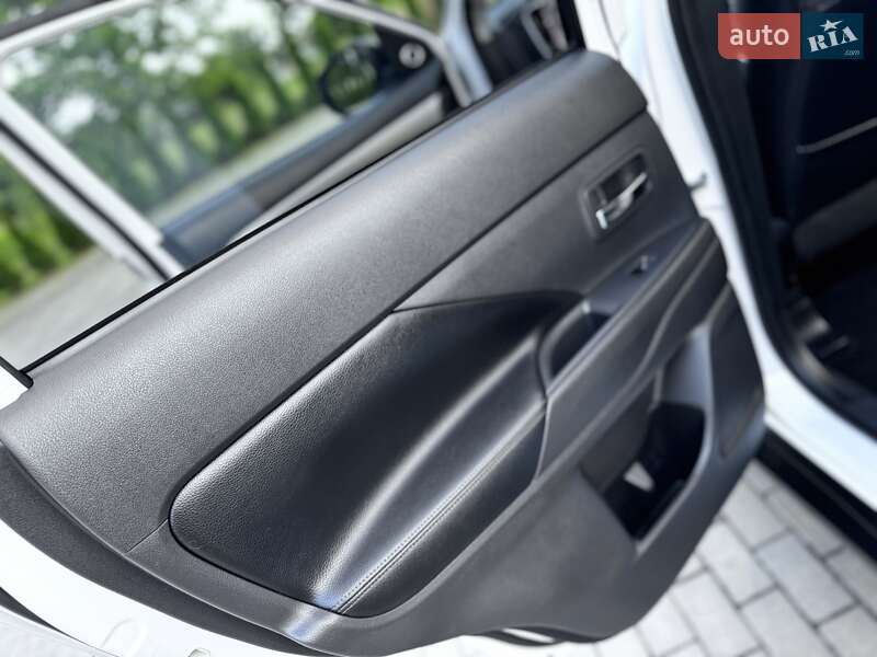 Внедорожник / Кроссовер Mitsubishi Outlander 2015 в Дрогобыче