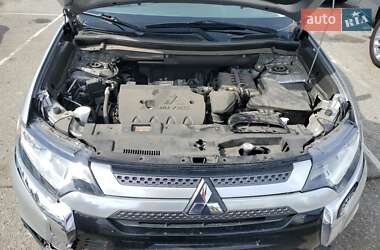 Внедорожник / Кроссовер Mitsubishi Outlander 2019 в 