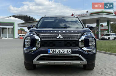 Позашляховик / Кросовер Mitsubishi Outlander 2022 в 