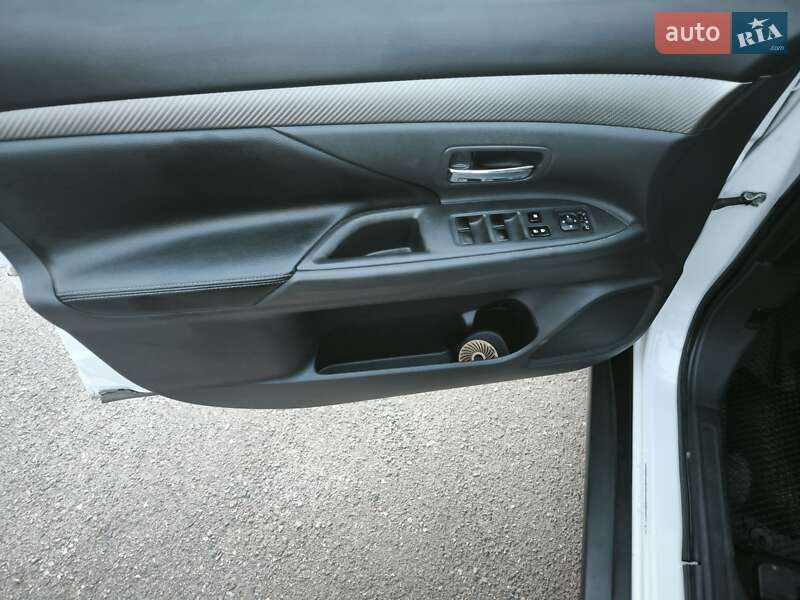 Внедорожник / Кроссовер Mitsubishi Outlander 2013 в Вараше