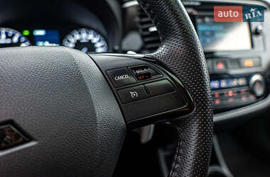 Внедорожник / Кроссовер Mitsubishi Outlander 2013 в 