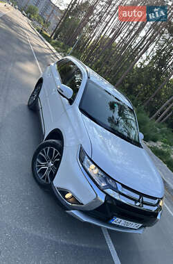 Внедорожник / Кроссовер Mitsubishi Outlander 2015 в 