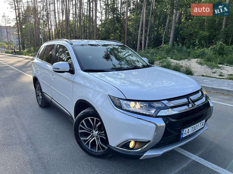 Внедорожник / Кроссовер Mitsubishi Outlander 2015 в 