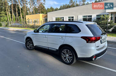 Внедорожник / Кроссовер Mitsubishi Outlander 2015 в 