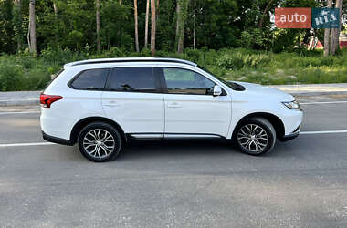Внедорожник / Кроссовер Mitsubishi Outlander 2015 в 
