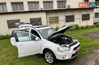 Внедорожник / Кроссовер Mitsubishi Outlander 2012 в 