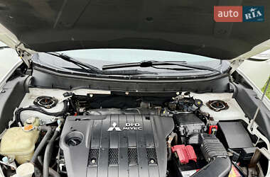 Внедорожник / Кроссовер Mitsubishi Outlander 2012 в 