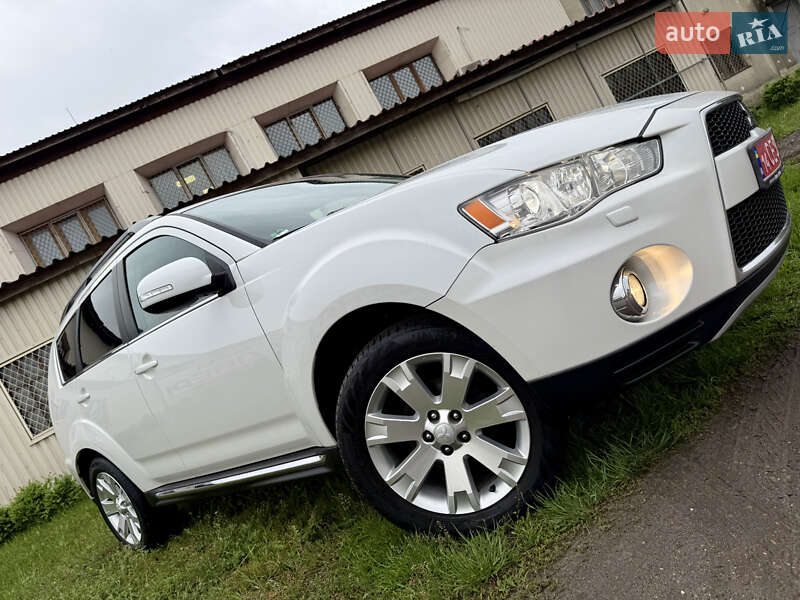 Внедорожник / Кроссовер Mitsubishi Outlander 2012 в 