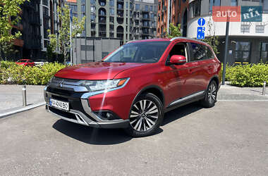 Позашляховик / Кросовер Mitsubishi Outlander 2019 в Києві