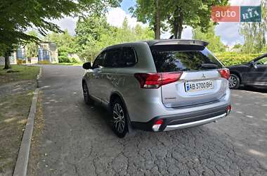 Внедорожник / Кроссовер Mitsubishi Outlander 2015 в 