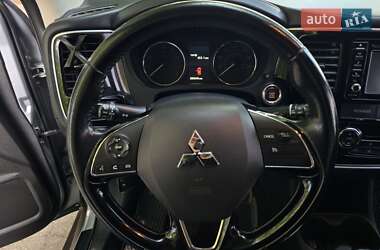 Внедорожник / Кроссовер Mitsubishi Outlander 2015 в 
