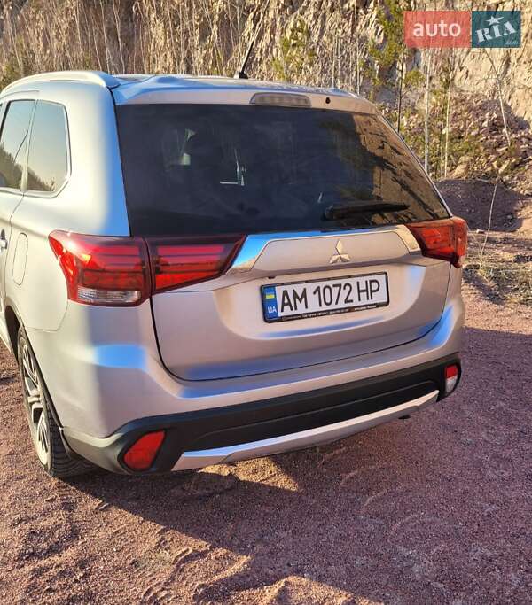 Внедорожник / Кроссовер Mitsubishi Outlander 2015 в 