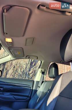 Внедорожник / Кроссовер Mitsubishi Outlander 2015 в 