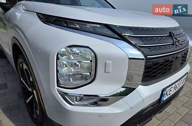 Позашляховик / Кросовер Mitsubishi Outlander 2023 в 