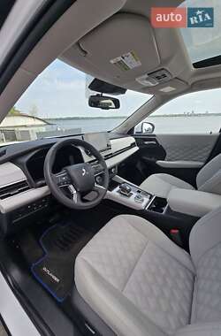 Позашляховик / Кросовер Mitsubishi Outlander 2023 в 