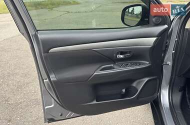 Внедорожник / Кроссовер Mitsubishi Outlander 2017 в 