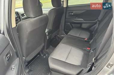 Внедорожник / Кроссовер Mitsubishi Outlander 2017 в 