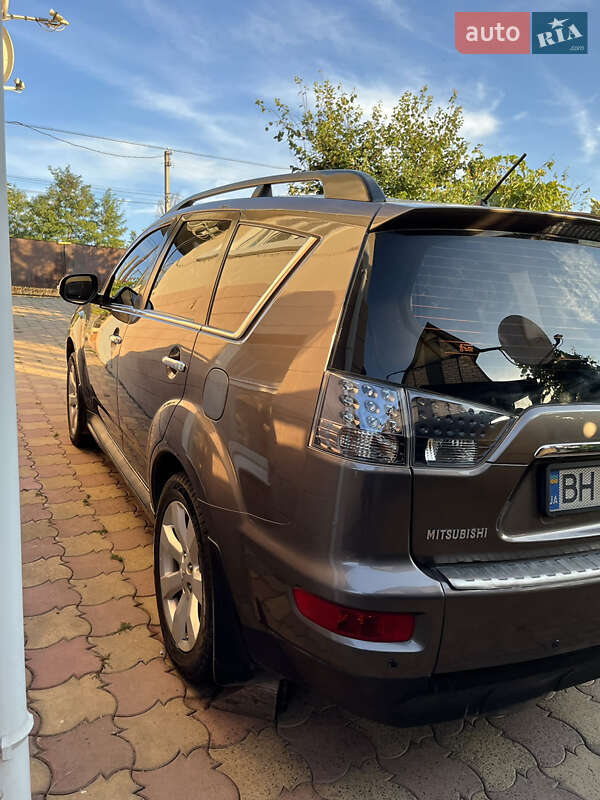 Позашляховик / Кросовер Mitsubishi Outlander 2011 в Окнах