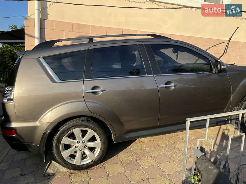 Позашляховик / Кросовер Mitsubishi Outlander 2011 в Окнах