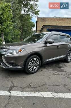 Позашляховик / Кросовер Mitsubishi Outlander 2018 в Києві