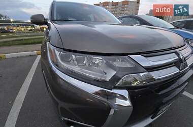 Внедорожник / Кроссовер Mitsubishi Outlander 2015 в 