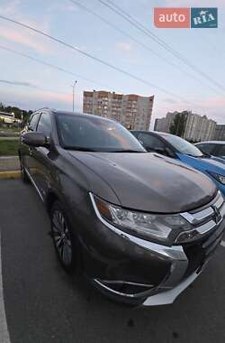 Внедорожник / Кроссовер Mitsubishi Outlander 2015 в 