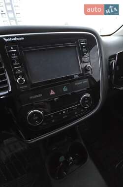 Внедорожник / Кроссовер Mitsubishi Outlander 2015 в 