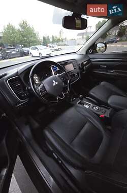Внедорожник / Кроссовер Mitsubishi Outlander 2015 в 