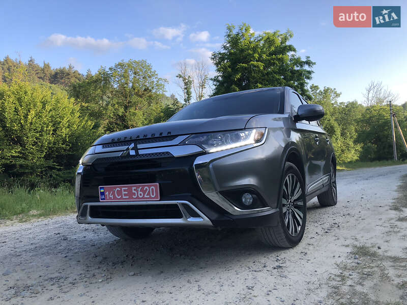 Позашляховик / Кросовер Mitsubishi Outlander 2019 в Львові