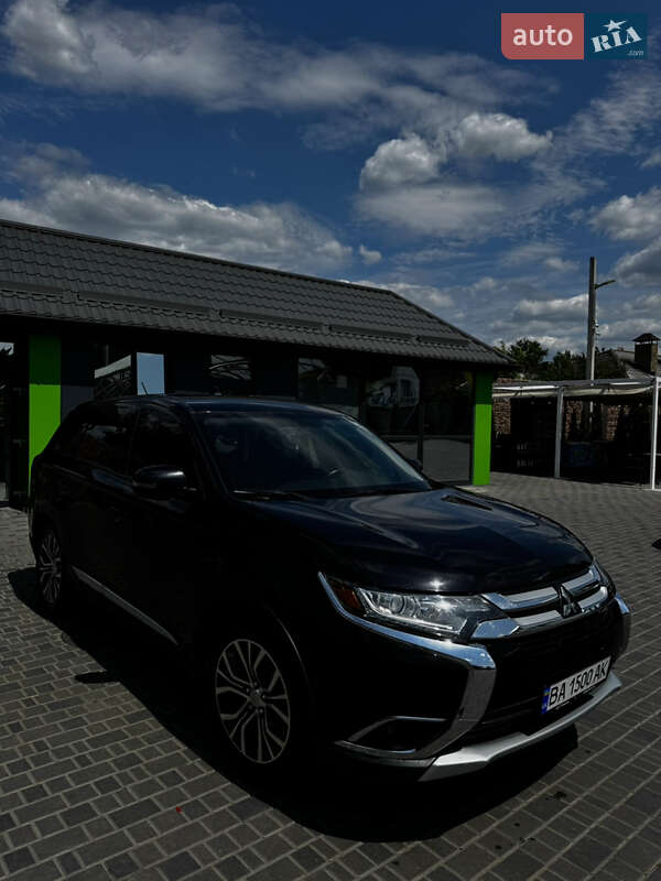 Внедорожник / Кроссовер Mitsubishi Outlander 2016 в Кропивницком
