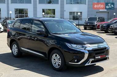 Внедорожник / Кроссовер Mitsubishi Outlander 2020 в 